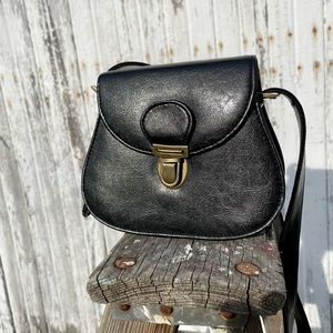 Black crossbody city bag style